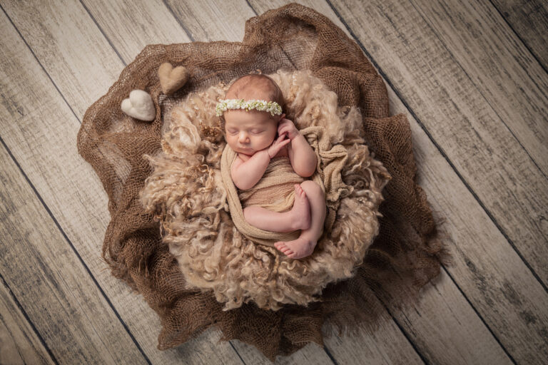 Baby in Schale mit Wolllocken - Babyfotografie Tübingen