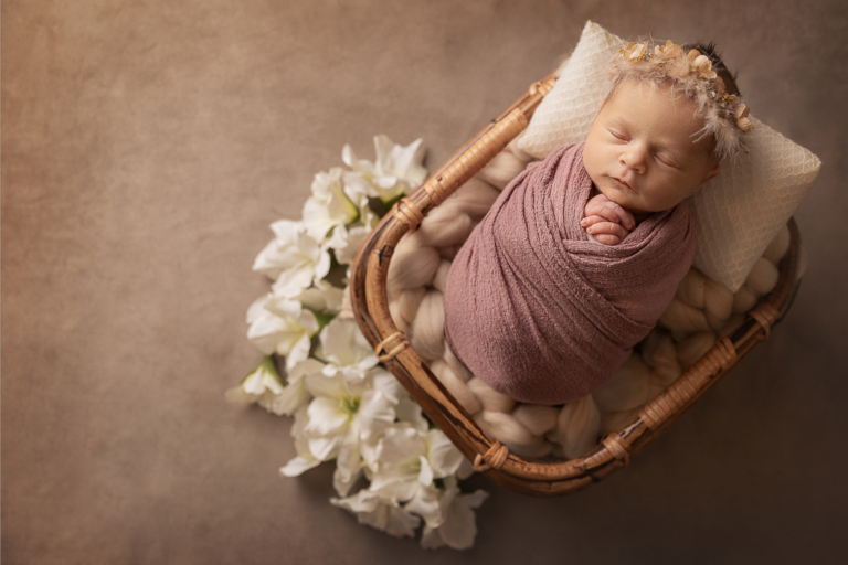 Baby gepuckt mit Haarband in Rattankörbchen - Babyfotos für Stuttgart und Umgebung