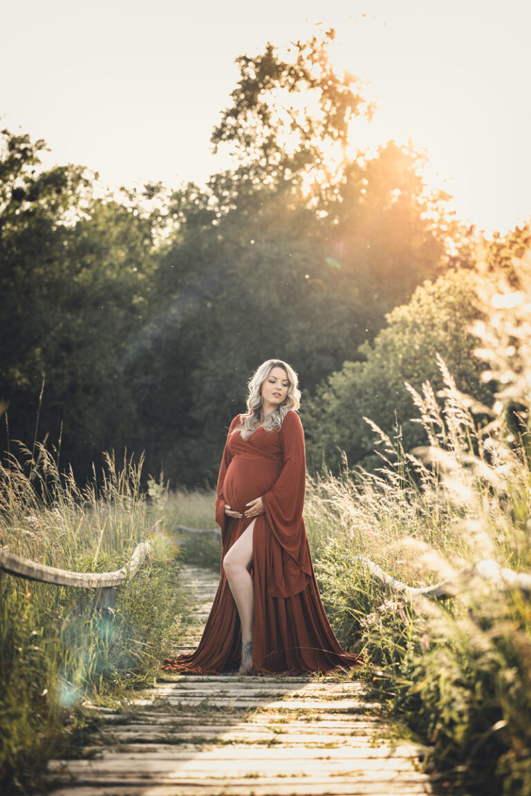 babybauch shooting im schoplocher moor pose mit beiden Händen am Bauch