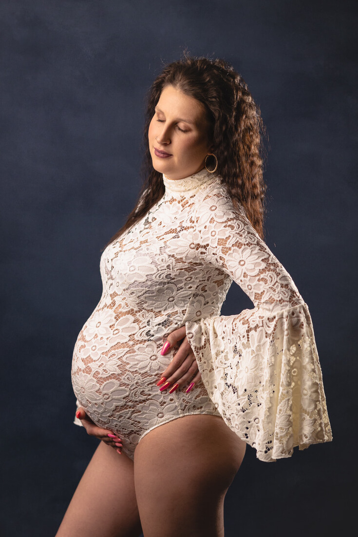 Dunkelhaarige lockige schwangere Frau beim Schwangerschaftsshooting im Fotostudio nahe Stuttgart