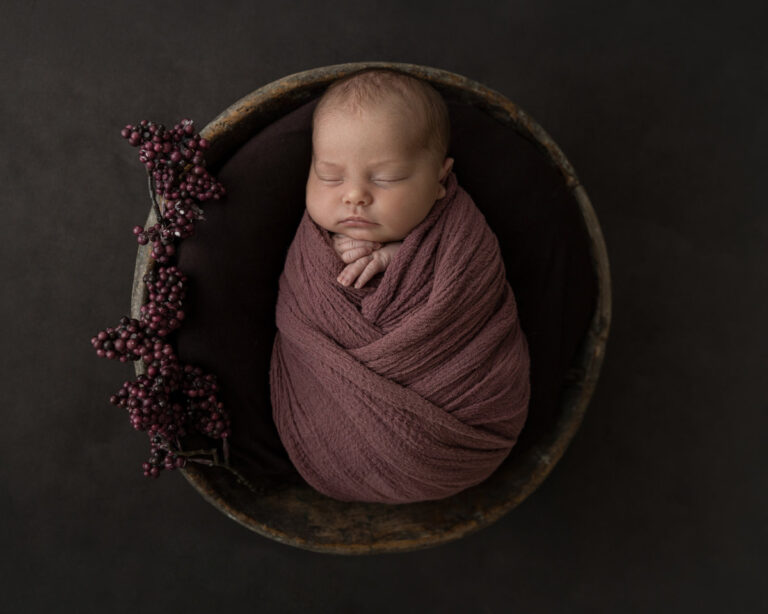 Baby in Tuch gewickelt beim Neugeborenen-Shooting nahe Stuttgart und Esslingen